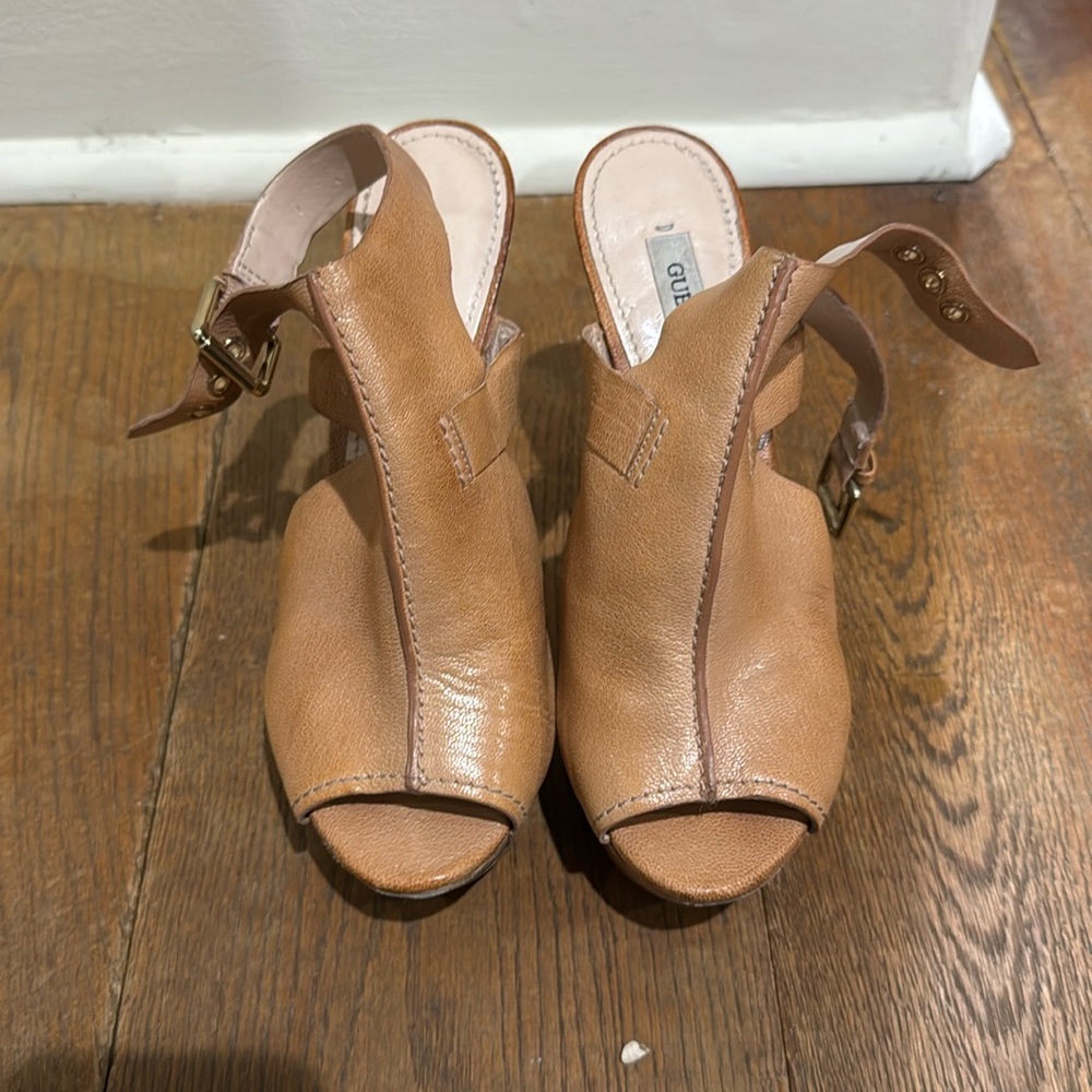 Guess 5” platform heels. Platform is about 1.5” size 6.5